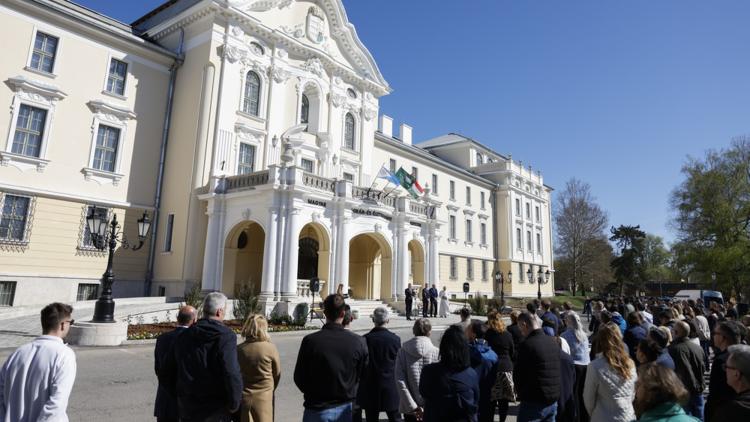 A MATE gödöllői Főépülete, melynek homlokzata és tetőszerkezete is megújult a beruházás során. A MATE gödöllői Főépülete, melynek homlokzata és tetőszerkezete is megújult a beruházás során.