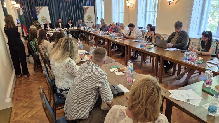 A szabadkereskedelmi megállapodások és a piacvédelem kérdései állandó napirendi pontot jelentenek az agrár-érdekképviseleti egyeztetéseken. A szabadkereskedelmi megállapodások és a piacvédelem kérdései állandó napirendi pontot jelentenek az agrár-érdekképviseleti egyeztetéseken.