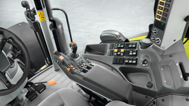 A traktor vezetőfülkéjének belseje látható, a kormánykerékkel, a kezelőpanellel és az üléssel. A traktor vezetőfülkéjének belseje látható, a kormánykerékkel, a kezelőpanellel és az üléssel.