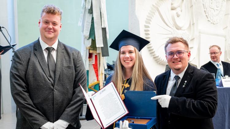 A frissen végzett hallgatók a diploma mellett a „Mosonmagyaróvár tiszteletbeli polgára” címet is átvehették az ünnepségen. A frissen végzett hallgatók a diploma mellett a „Mosonmagyaróvár tiszteletbeli polgára” címet is átvehették az ünnepségen.