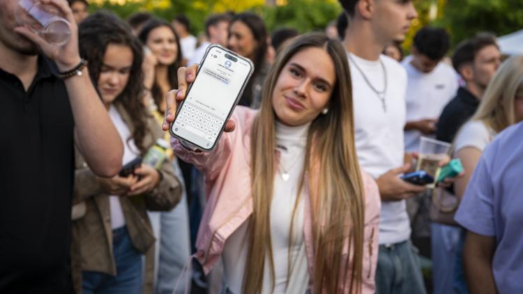 A sikeres felvételiről szóló értesítés megérkezésének pillanata a győri Pont Ott Partin. A sikeres felvételiről szóló értesítés megérkezésének pillanata a győri Pont Ott Partin.